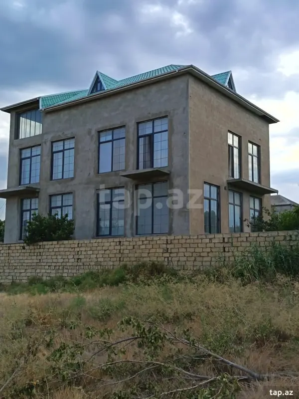 Satılır 6 otaqlı həyət evi 600 m²