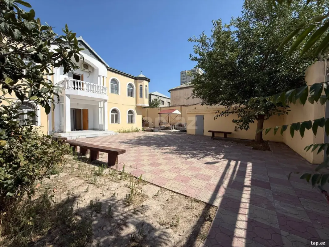 Satılır 10 otaqlı həyət evi 400 m²