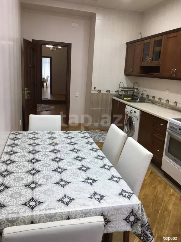 Kirayə verilir 3 otaqlı yeni tikili 145 m²
