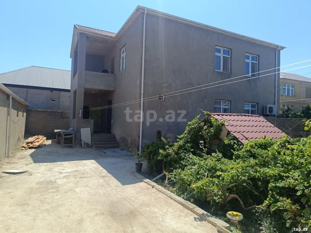 Satılır 5 otaqlı həyət evi 240 m²