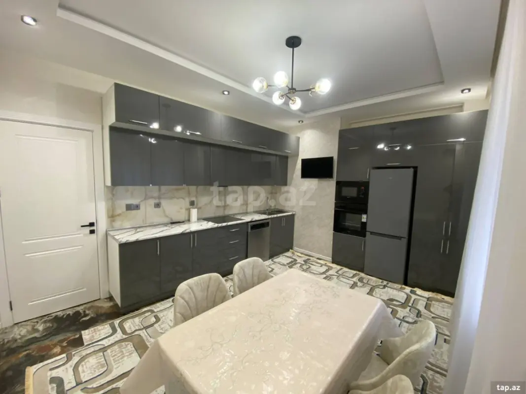 Kirayə verilir 3 otaqlı yeni tikili 140 m²