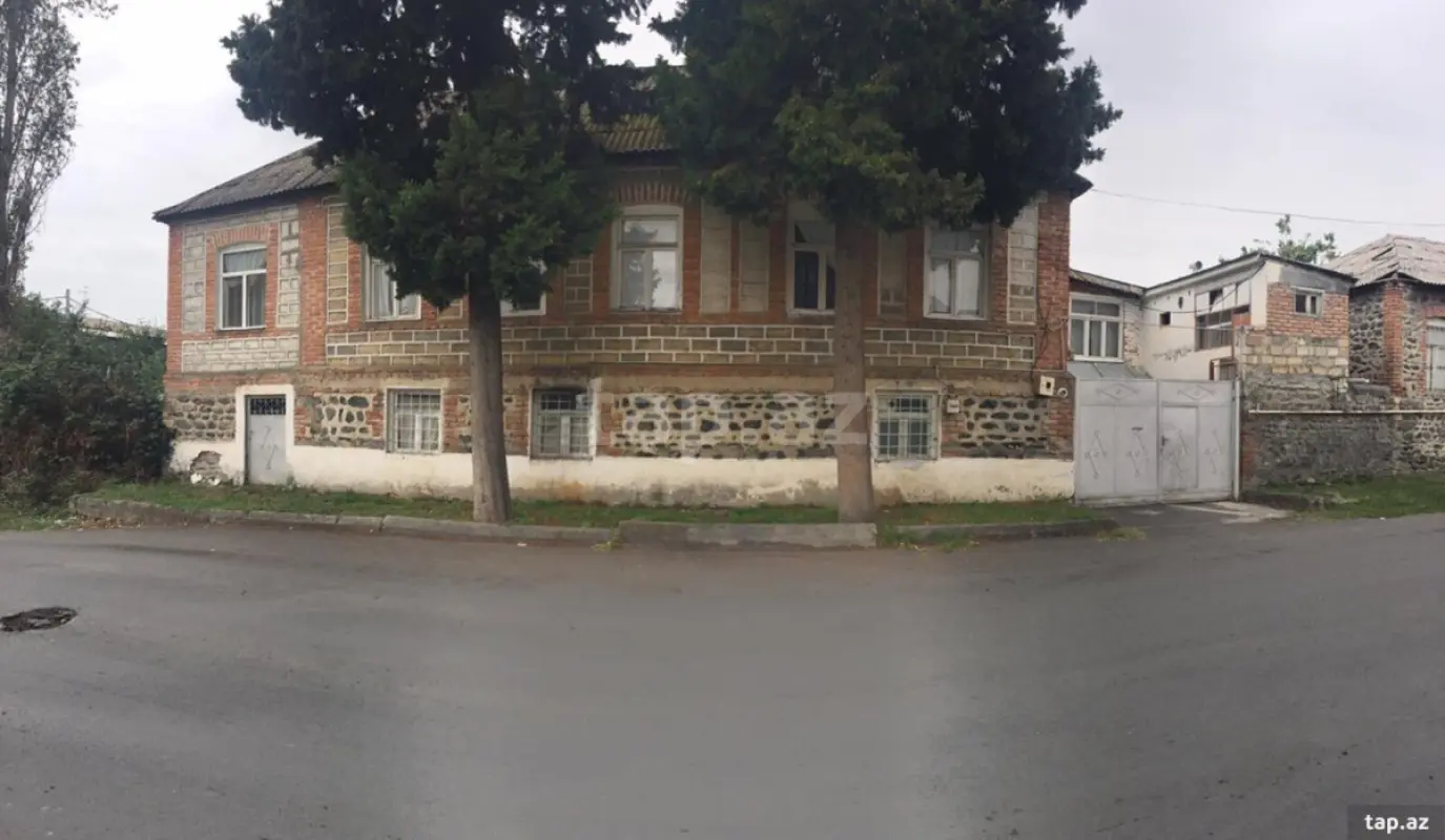 Satılır 10 otaqlı həyət evi 227 m²