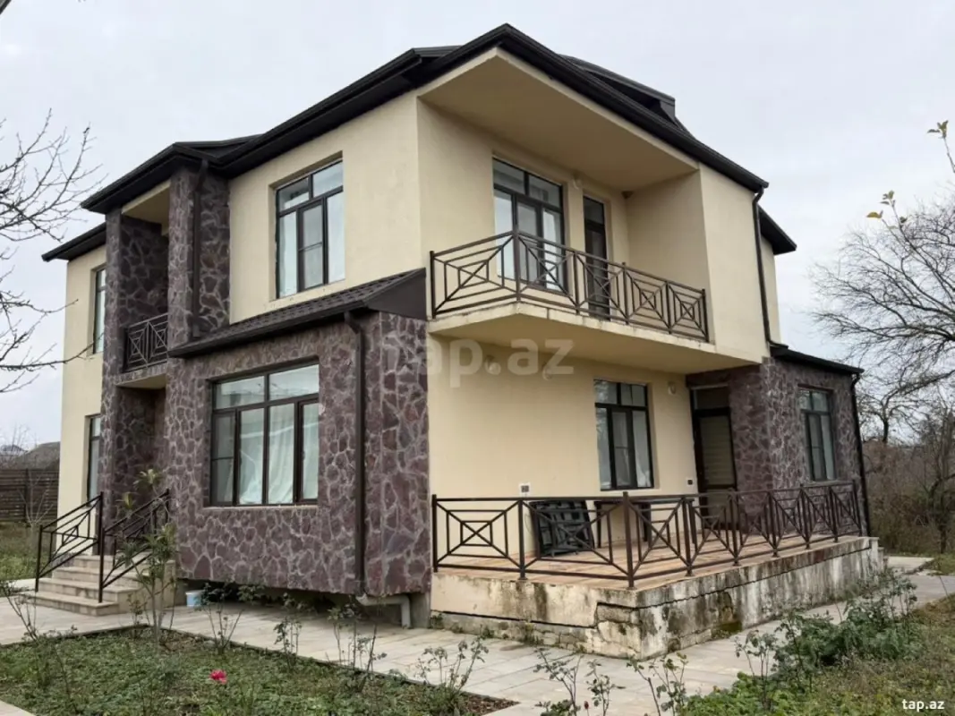 Satılır 5 otaqlı həyət evi 2600 m²