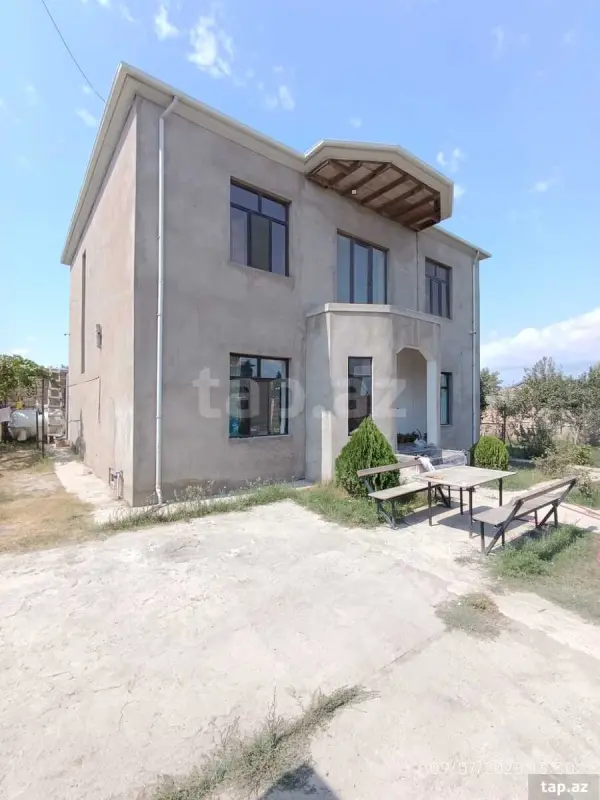 Satılır 6 otaqlı həyət evi 240 m²