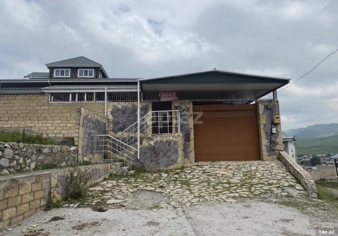 Satılır 9 otaqlı həyət evi 600 m²