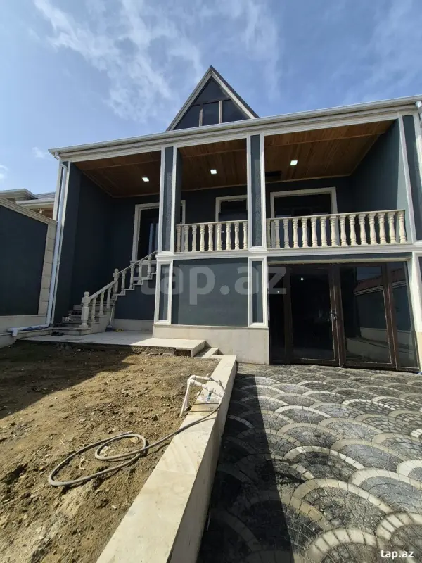 Satılır 8 otaqlı həyət evi 240 m²