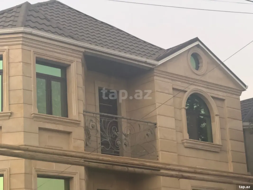 Satılır 6 otaqlı həyət evi 466 m²