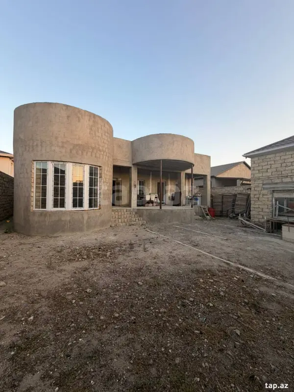 Satılır 5 otaqlı həyət evi 200 m²