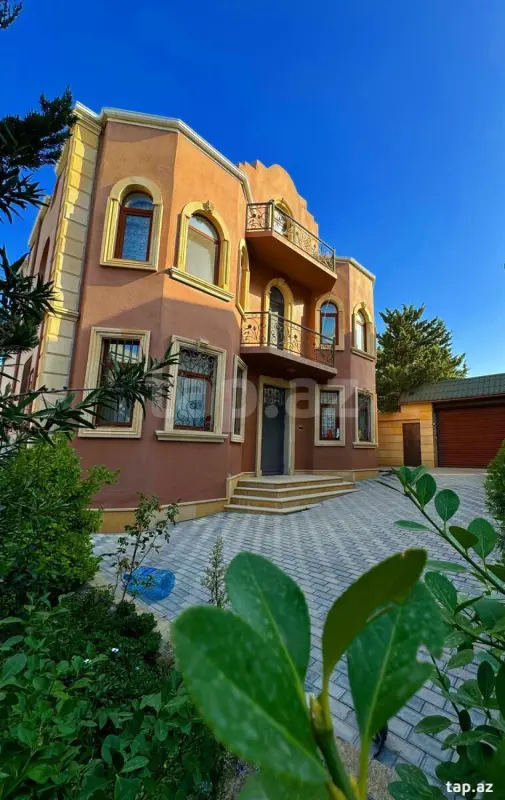 Satılır 8 otaqlı həyət evi 370 m²