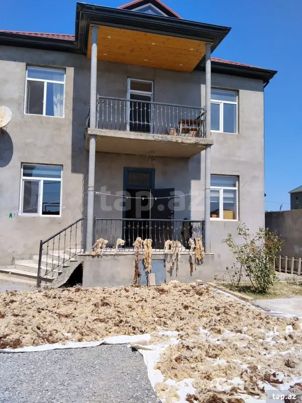 Satılır 6 otaqlı həyət evi 180 m²