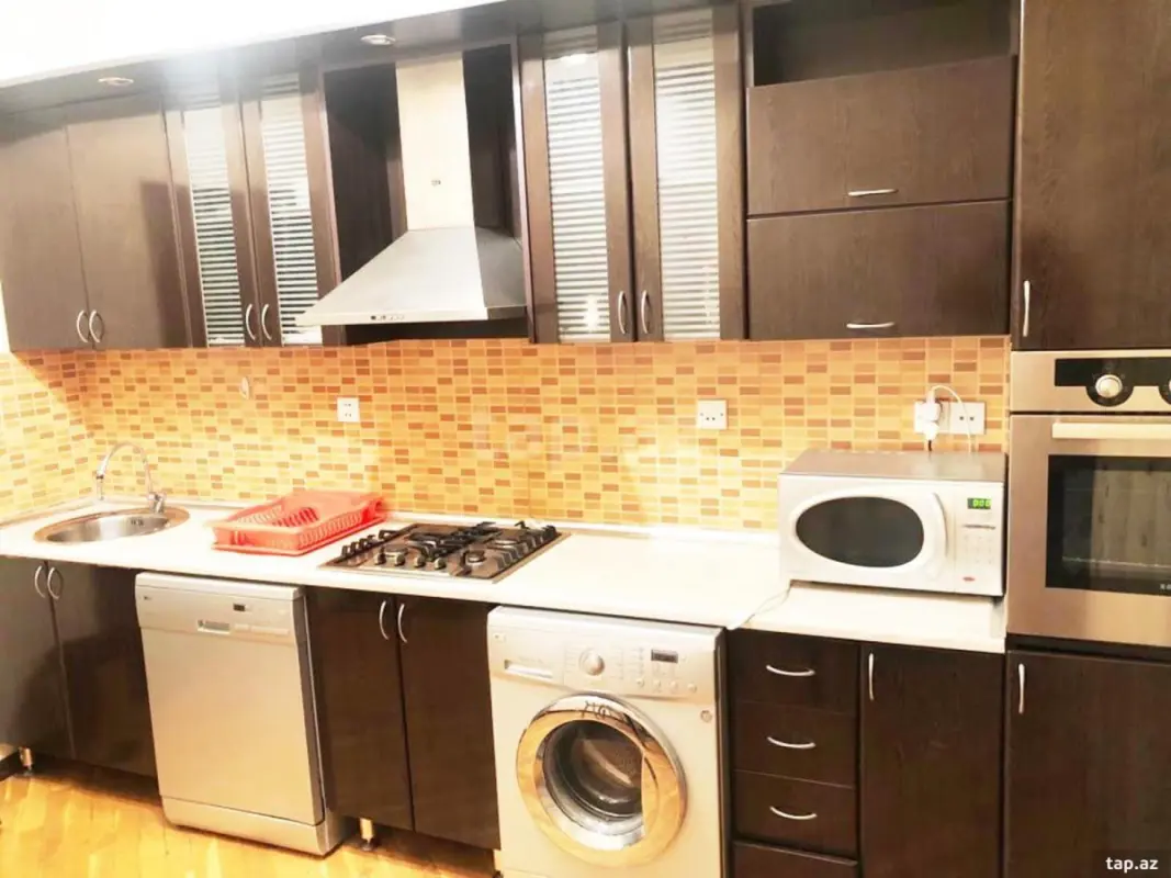 Kirayə verilir 3 otaqlı yeni tikili 145 m²
