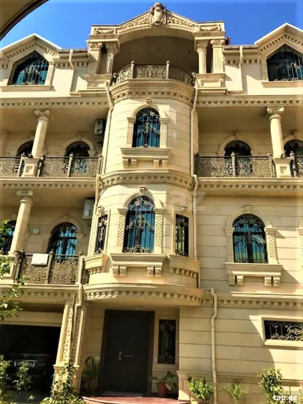 Satılır 9 otaqlı həyət evi 800 m²