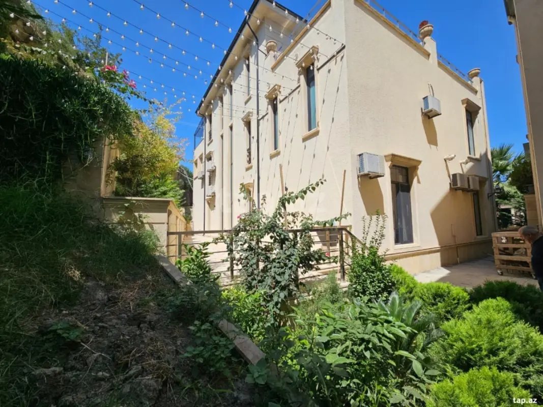 Satılır 7 otaqlı həyət evi 428 m²