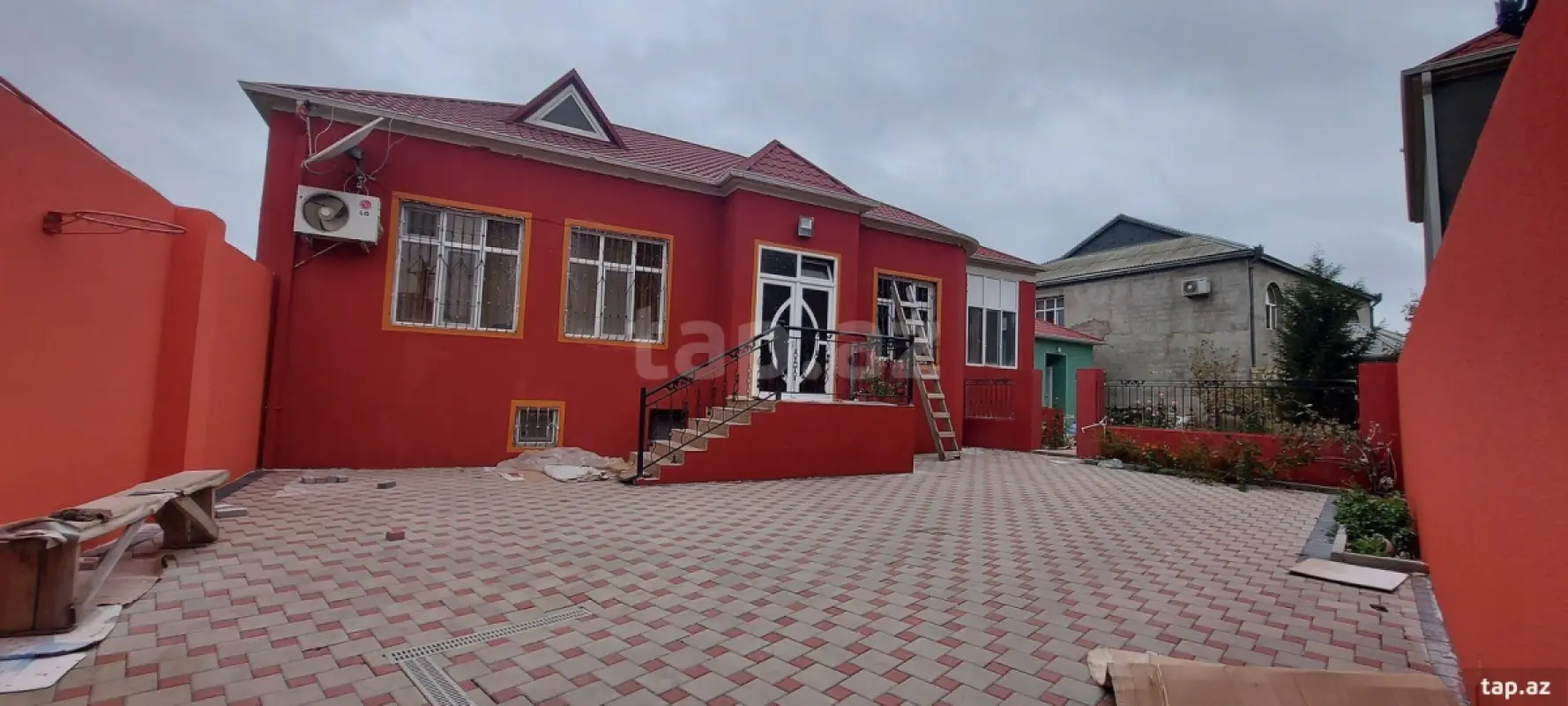 Satılır 4 otaqlı həyət evi 200 m²
