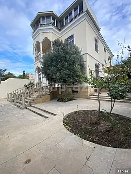Satılır 9 otaqlı həyət evi 500 m² — Bakı, M.Ə.Rəsulzadə qəs. 9 otaq 500.00 m²