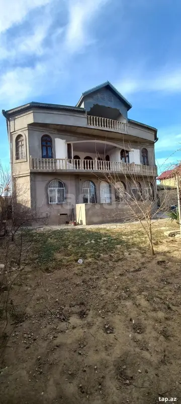 Satılır 11 otaqlı həyət evi 900 m²