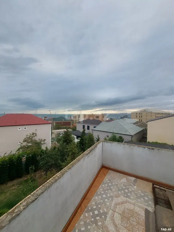 Satılır 4 otaqlı həyət evi 300 m²