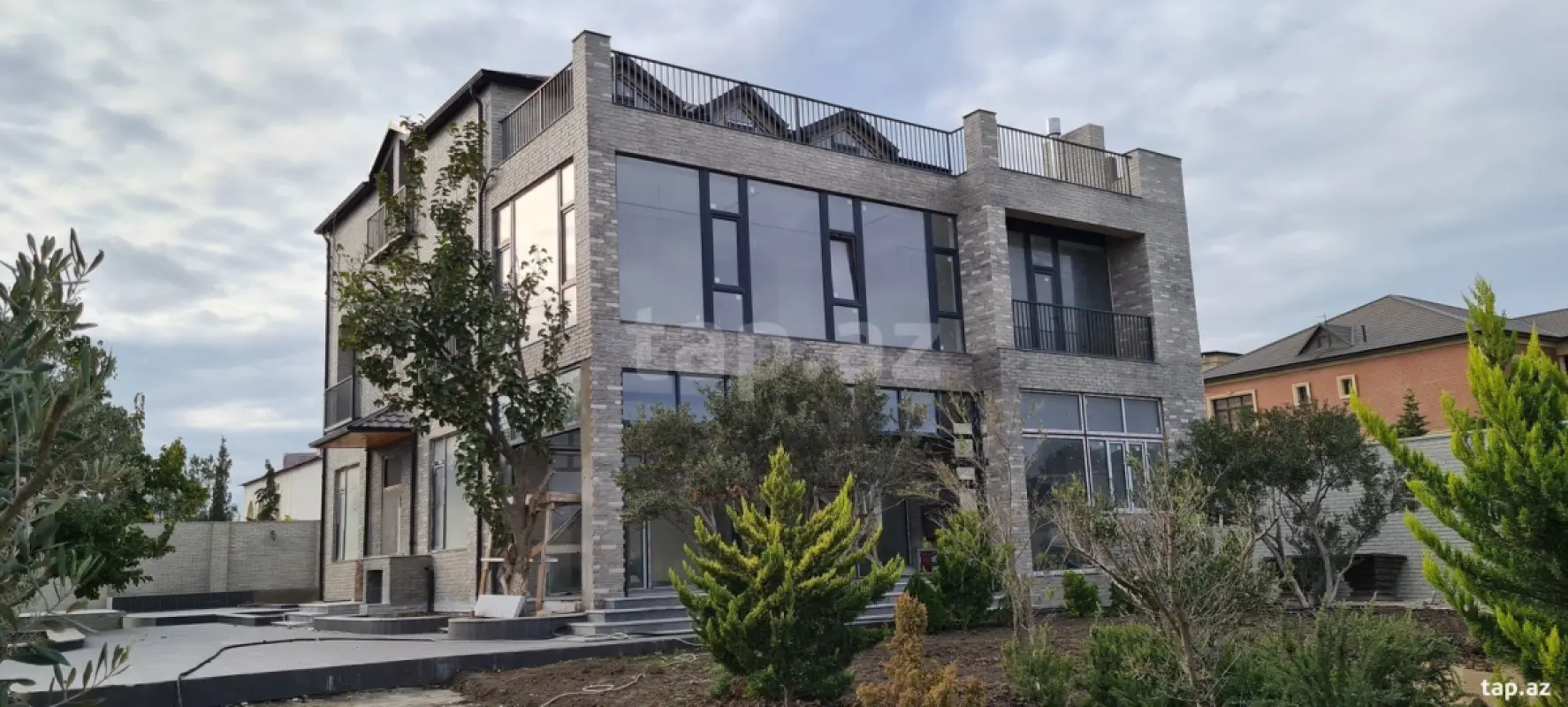Satılır 8 otaqlı həyət evi 500 m²