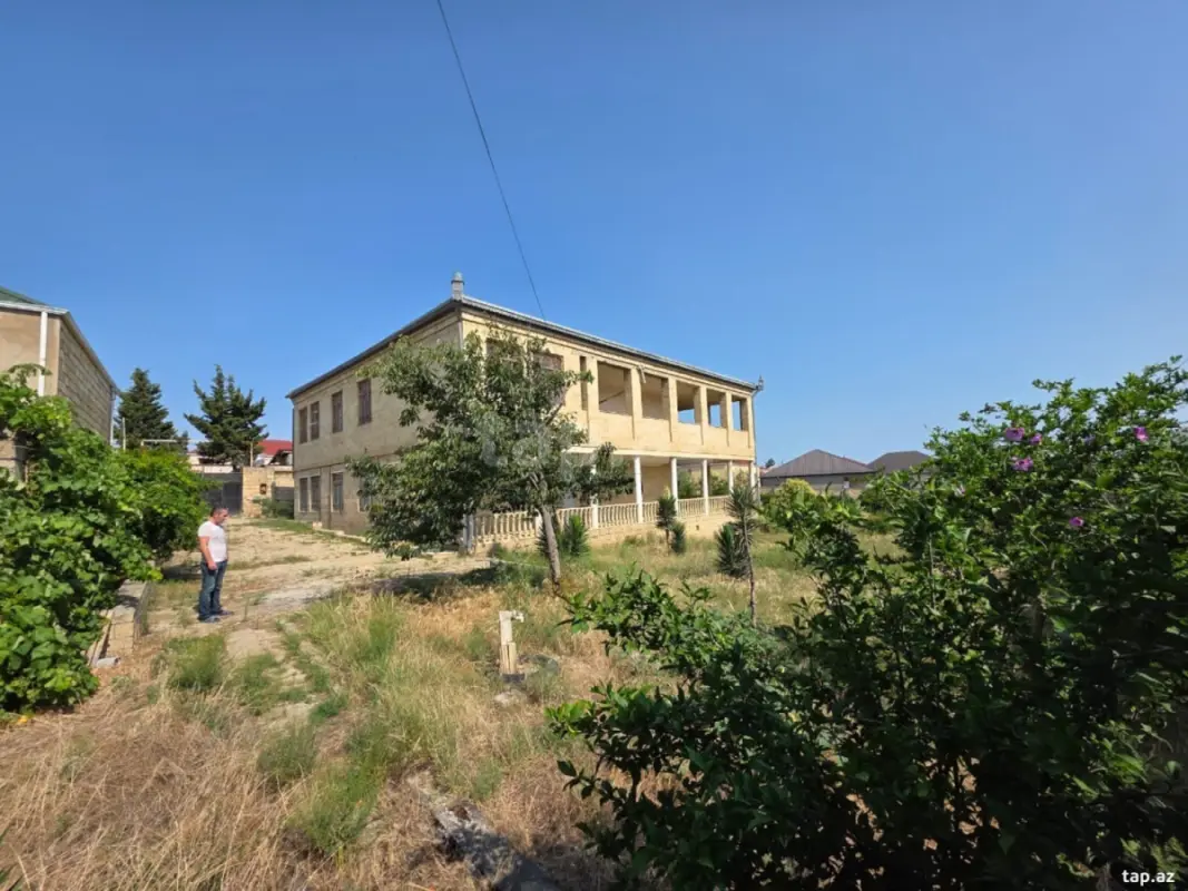 Satılır 15 otaqlı həyət evi 800 m²