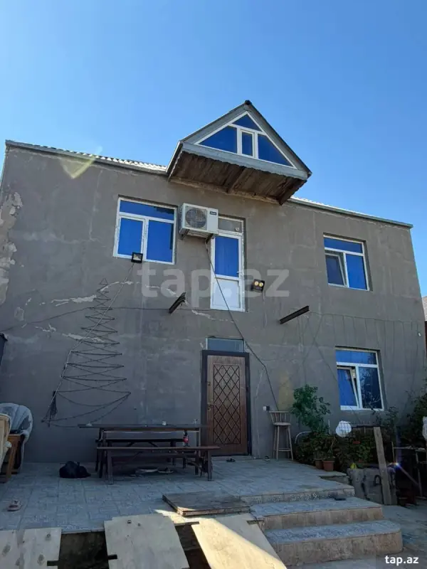 Satılır 8 otaqlı həyət evi 200 m²