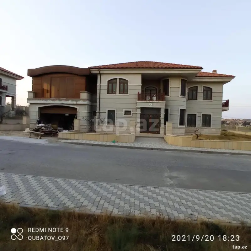 Satılır 10 otaqlı həyət evi 270 m²