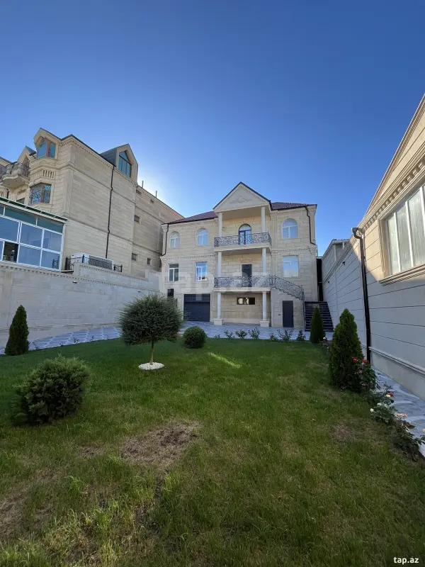 Satılır 8 otaqlı həyət evi 450 m²