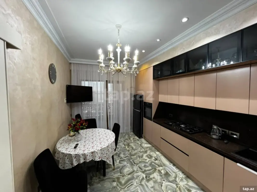 Kirayə verilir 3 otaqlı yeni tikili 180 m²