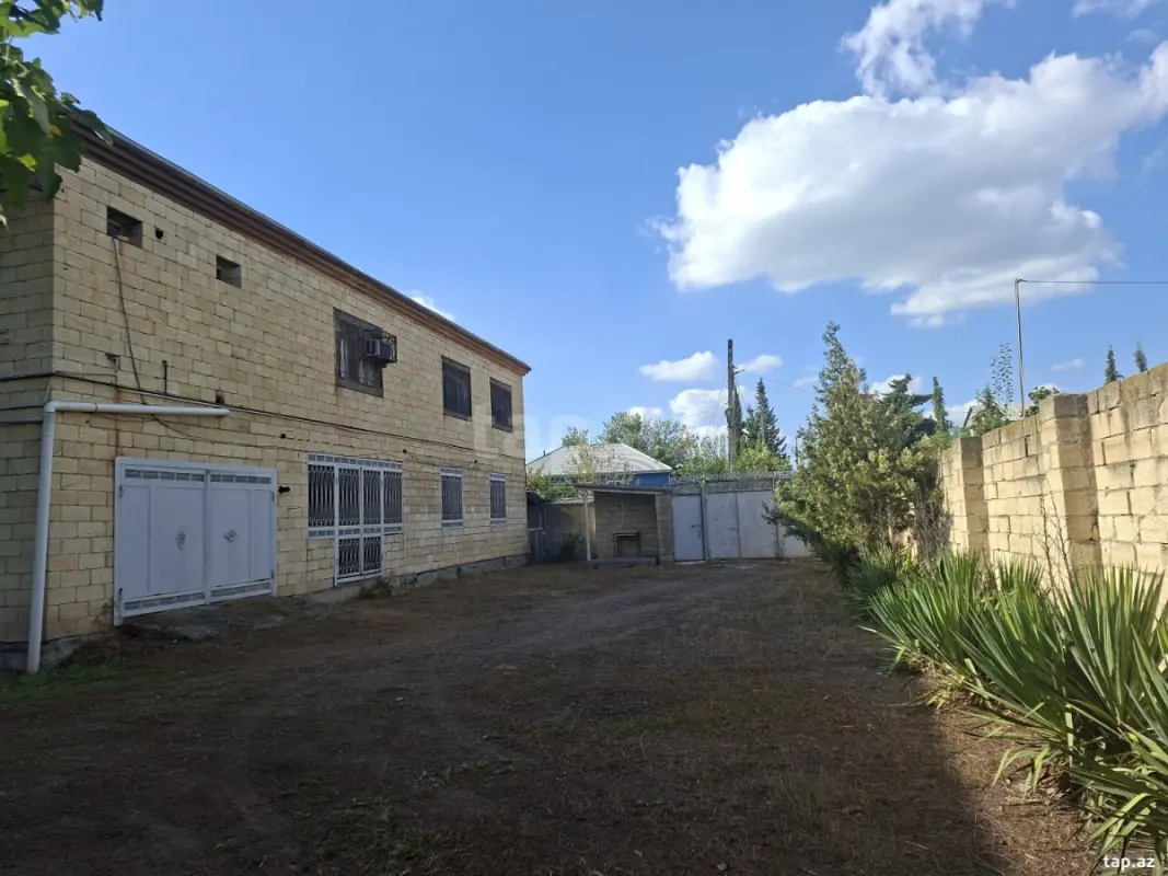 Satılır 8 otaqlı həyət evi 400 m²