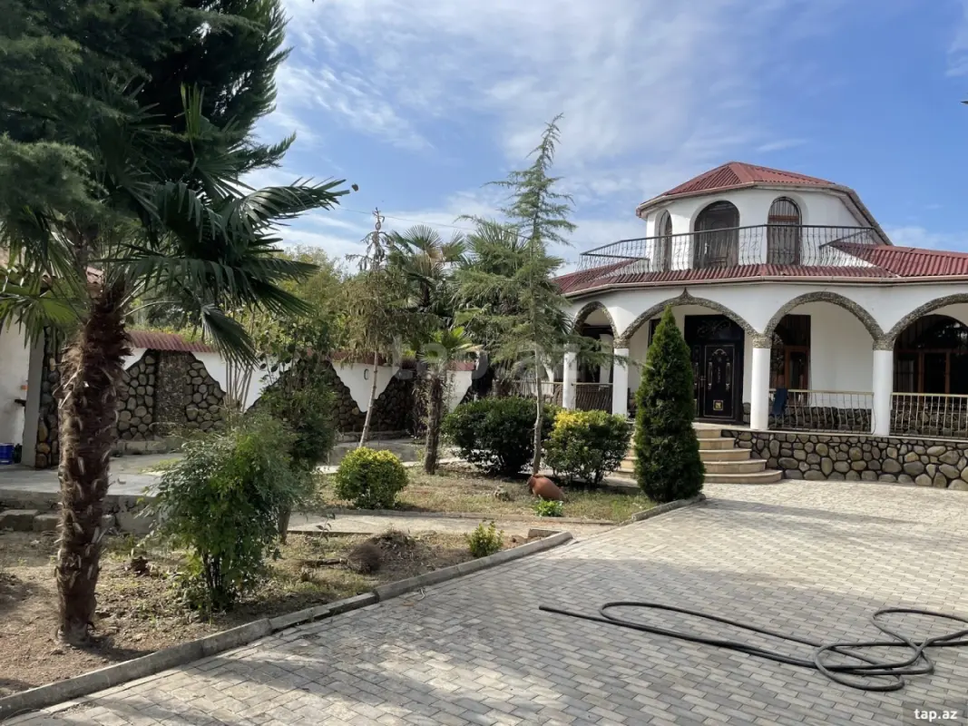 Satılır 7 otaqlı həyət evi 208 m²