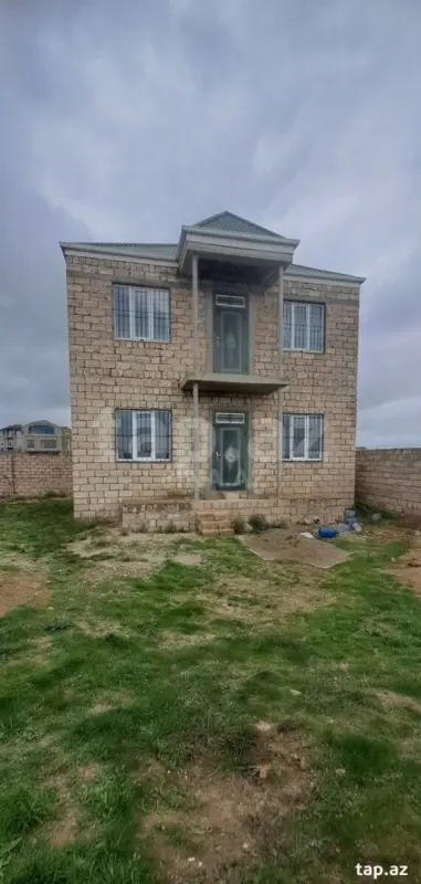 Satılır 8 otaqlı həyət evi 200 m²
