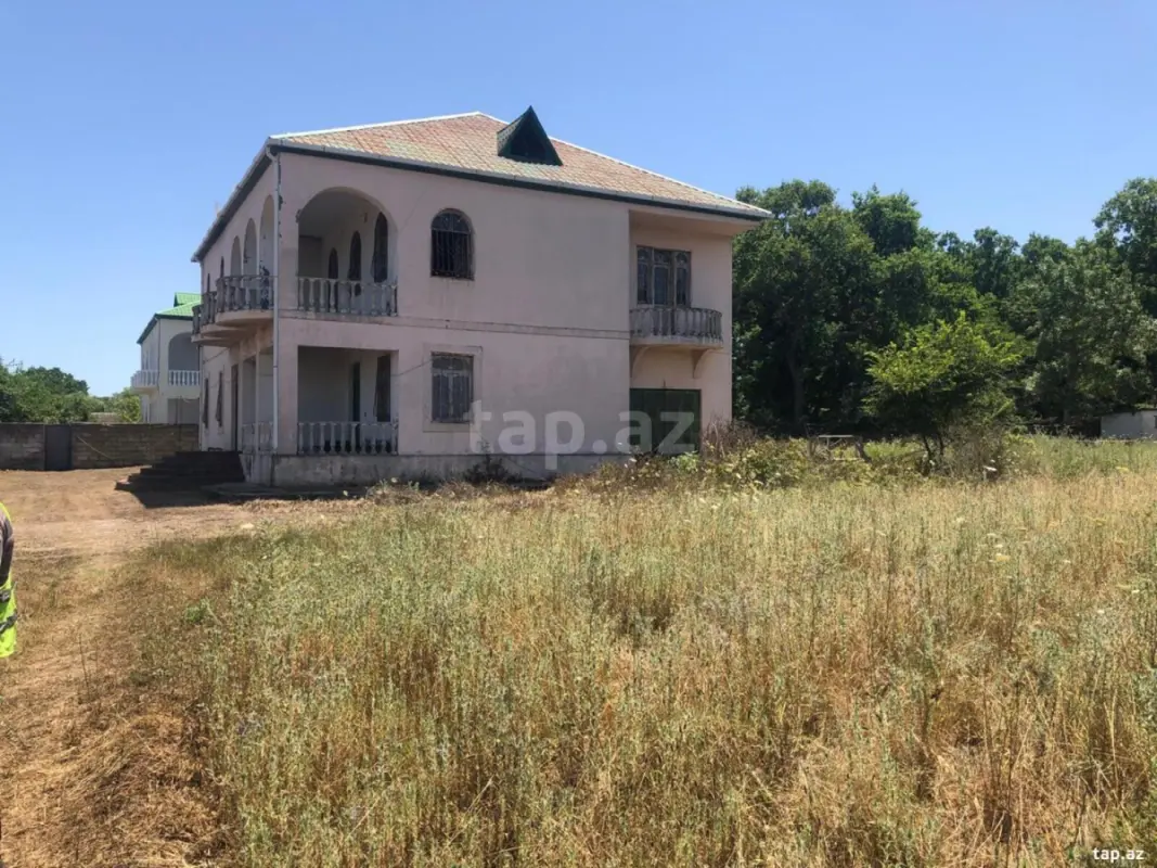 Satılır 5 otaqlı həyət evi 300 m²