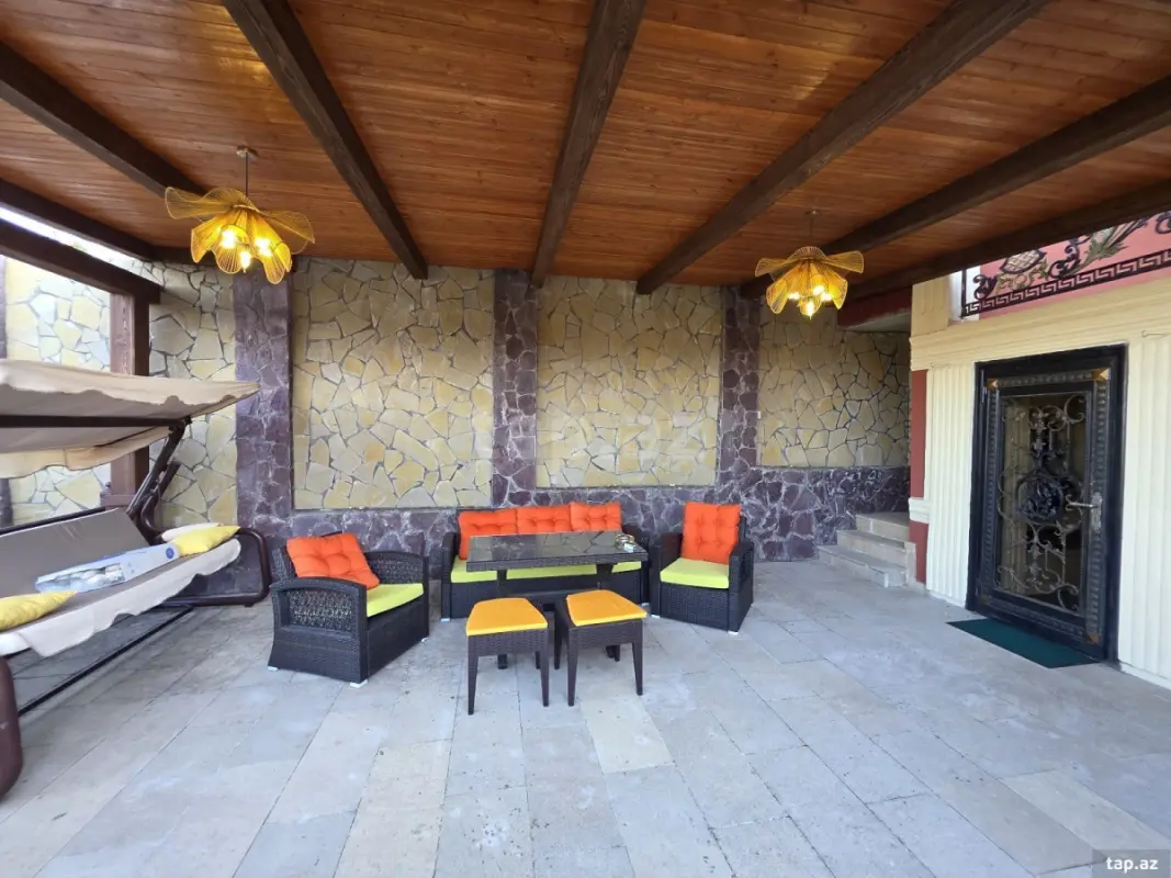 Satılır 10 otaqlı həyət evi 300 m²