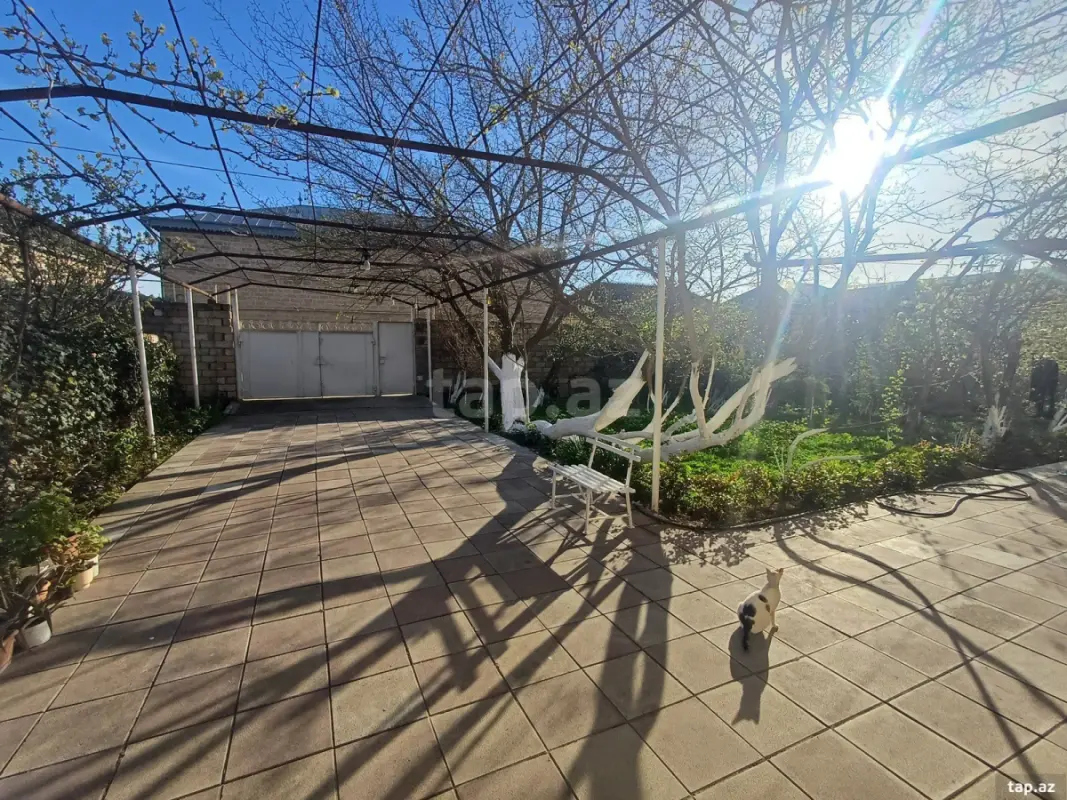 Satılır 10 otaqlı həyət evi 200 m²