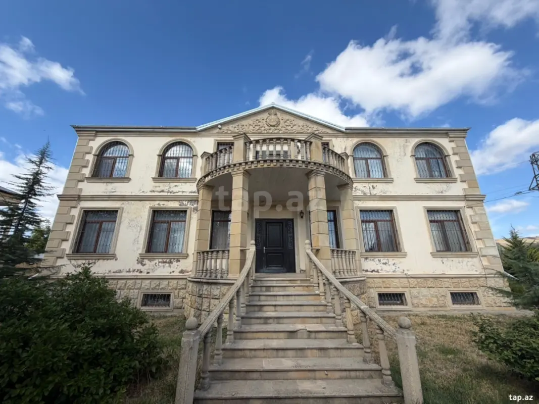 Satılır 7 otaqlı həyət evi 531.3 m²