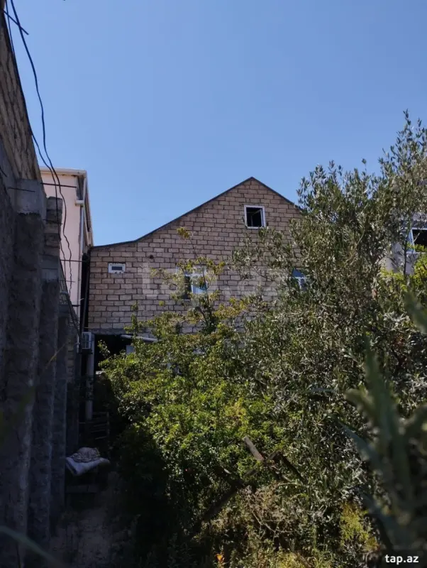 Satılır 8 otaqlı həyət evi 200 m²