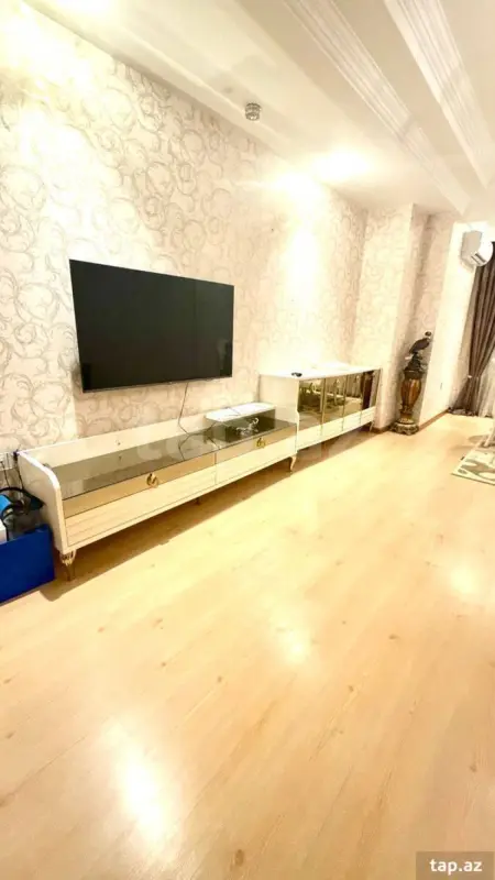 Kirayə verilir 3 otaqlı yeni tikili 190 m²