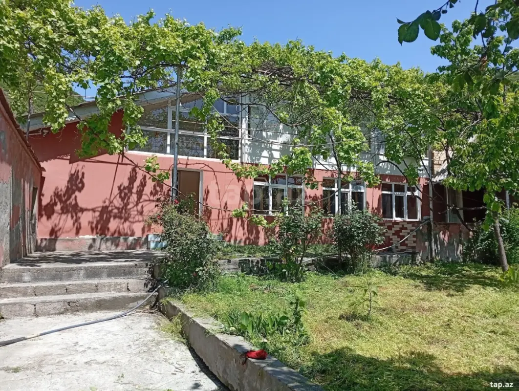Satılır 10 otaqlı həyət evi 250 m²