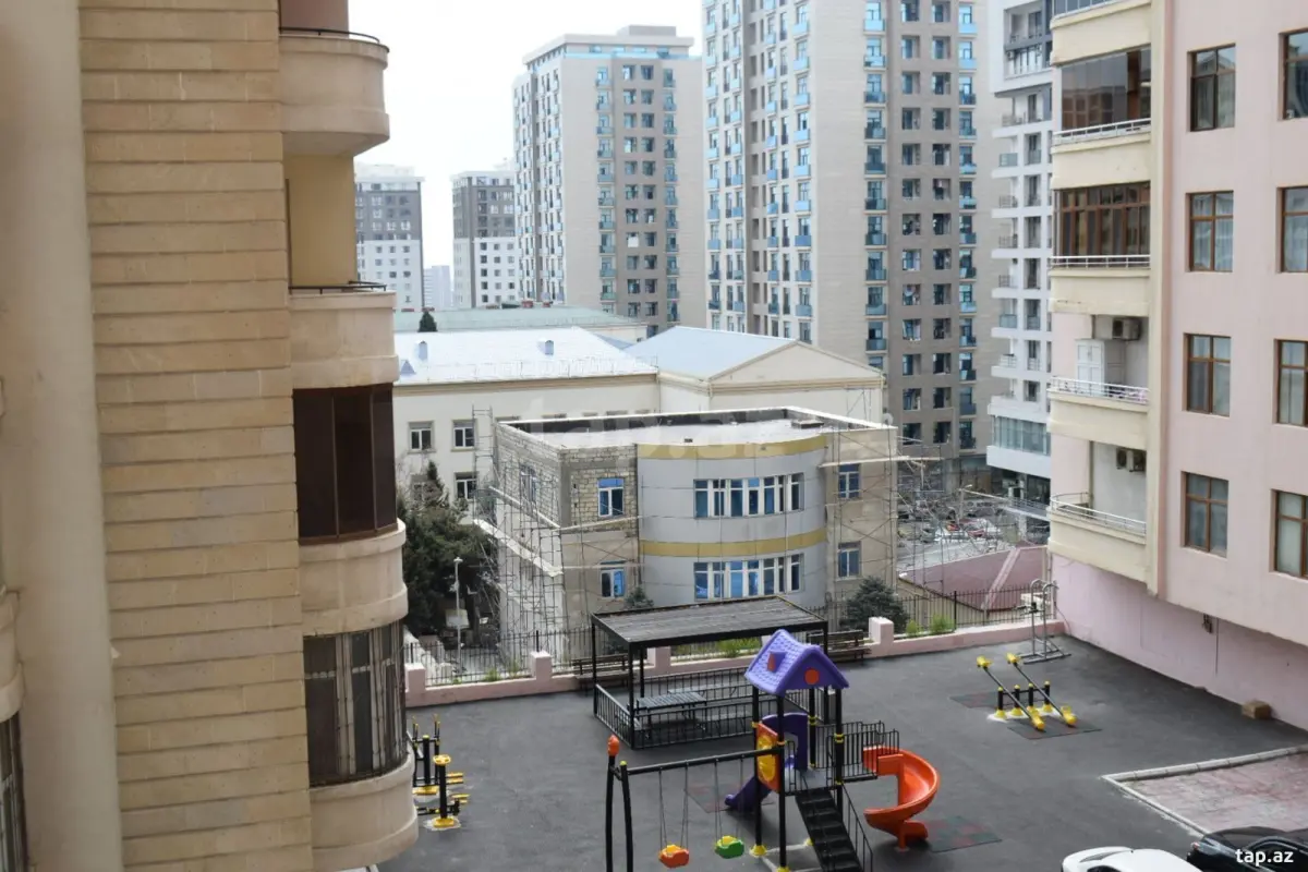 Kirayə verilir 3 otaqlı yeni tikili 148 m²
