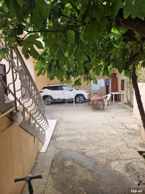 Satılır 9 otaqlı həyət evi 215 m²