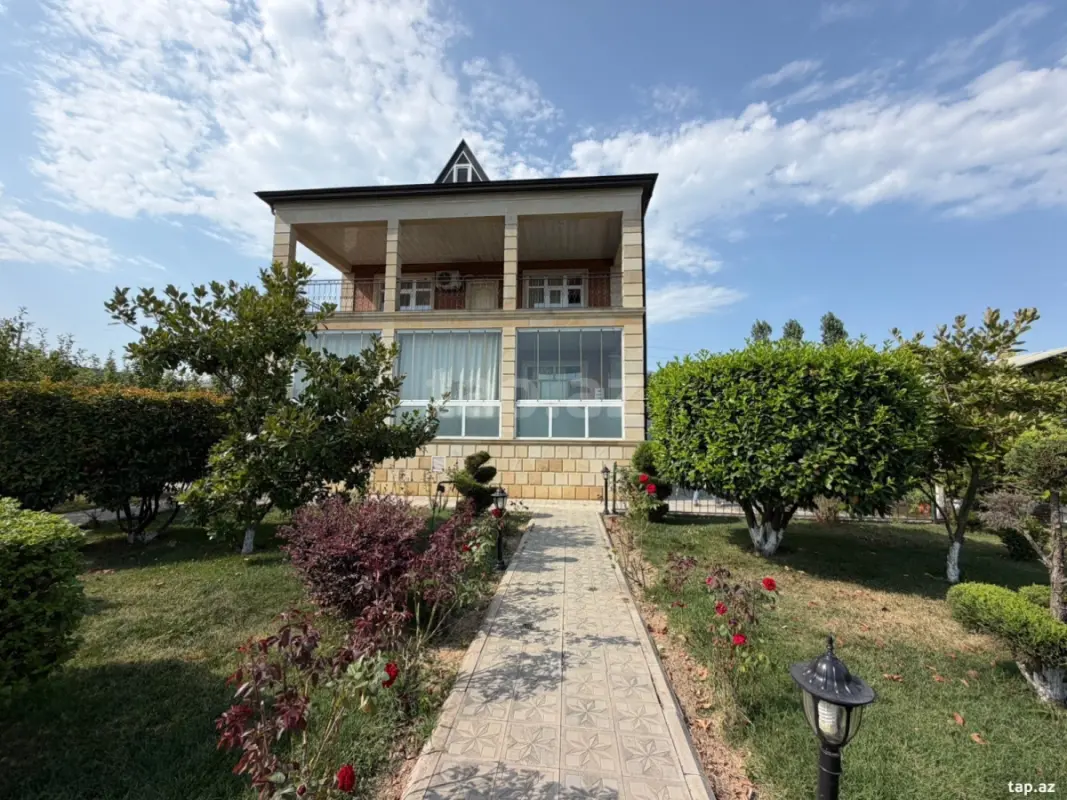 Satılır 5 otaqlı həyət evi 400 m²