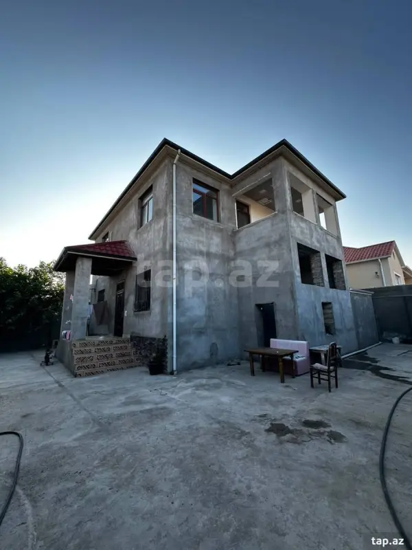 Satılır 5 otaqlı həyət evi 240 m²