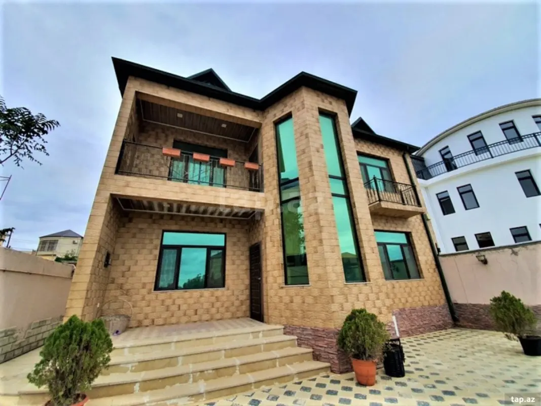 Satılır 11 otaqlı həyət evi 850 m²