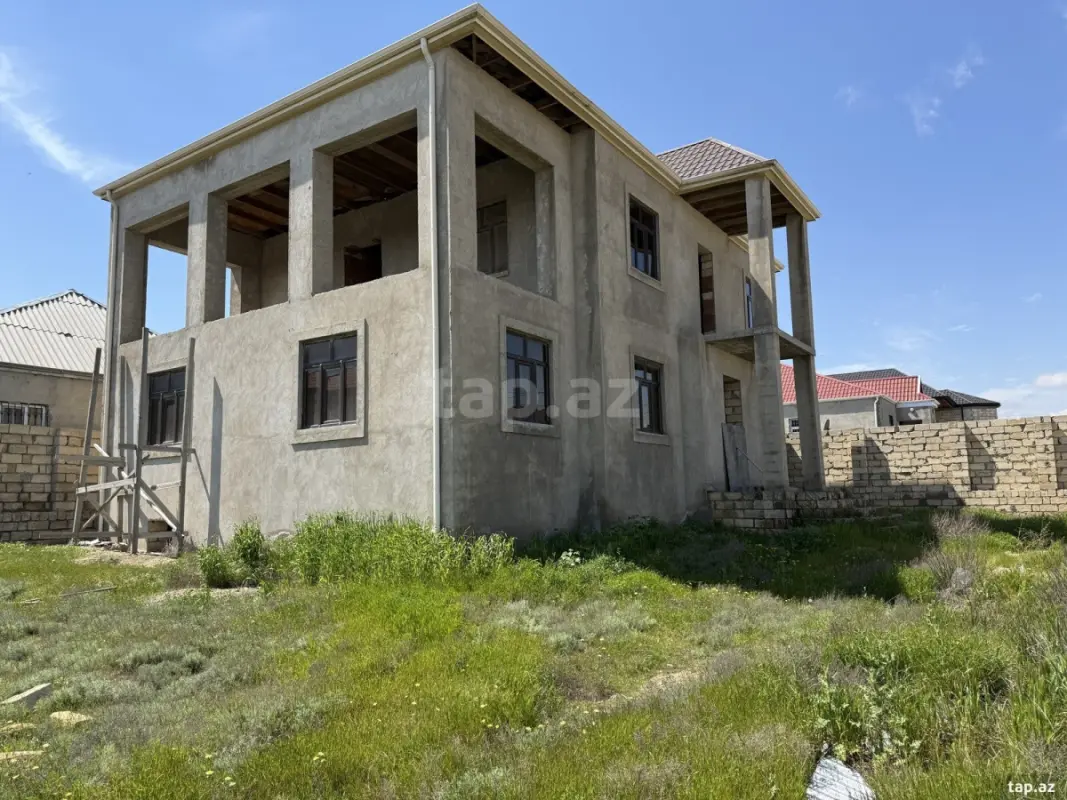 Satılır 8 otaqlı həyət evi 300 m²