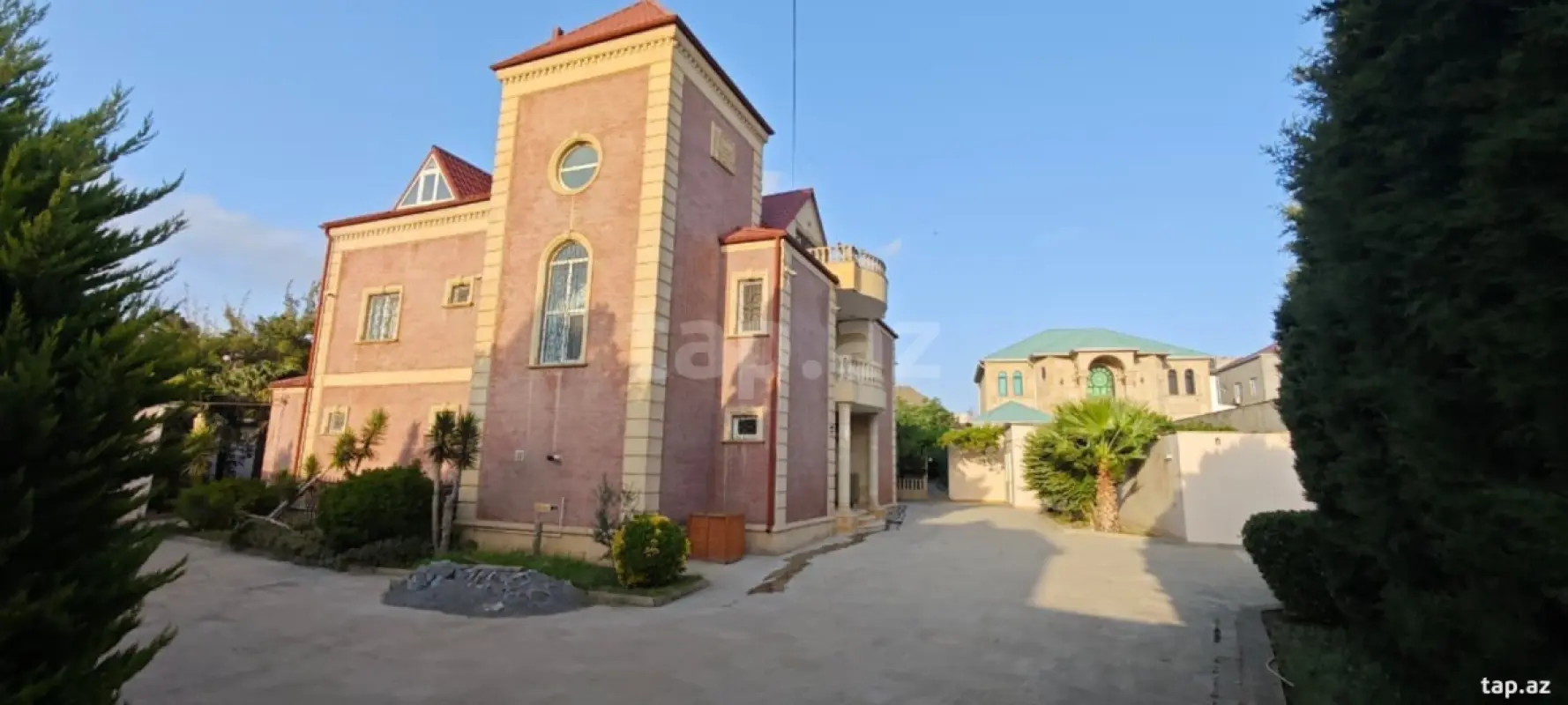 Satılır 8 otaqlı həyət evi 630 m²