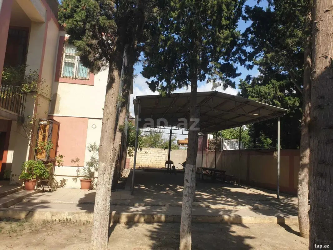 Satılır 8 otaqlı həyət evi 600 m²