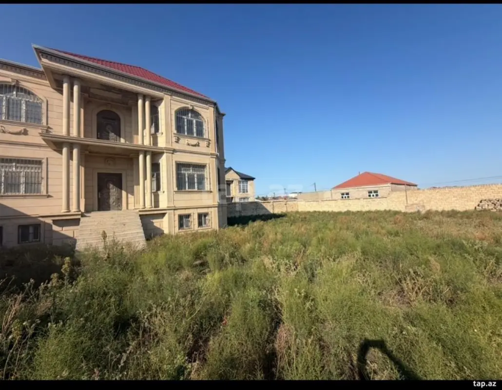 Satılır 9 otaqlı həyət evi 700 m²