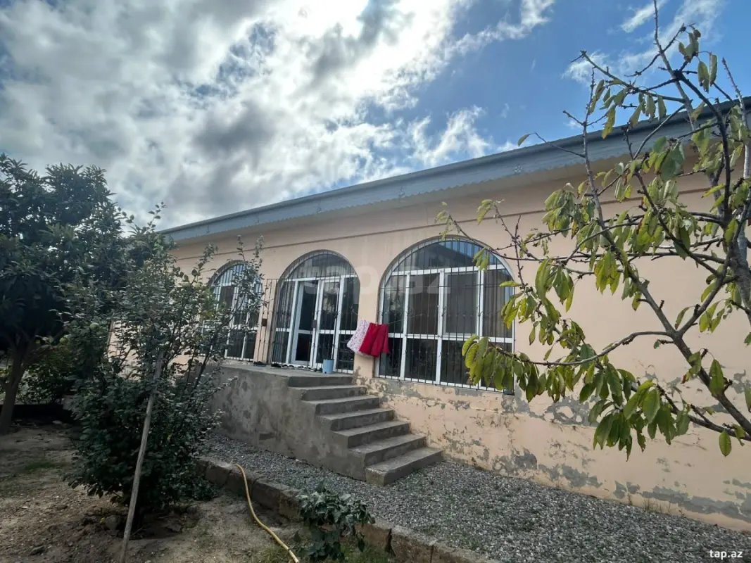 Satılır 6 otaqlı həyət evi 300 m²