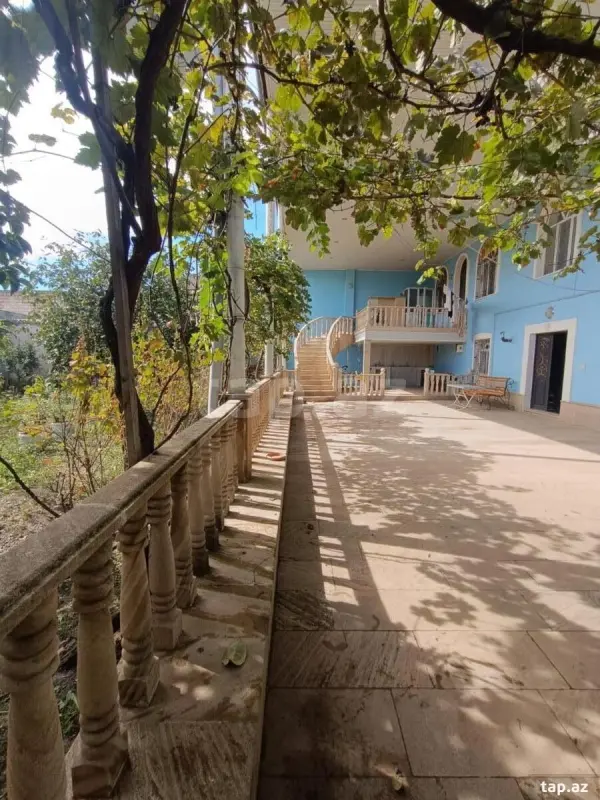 Satılır 8 otaqlı həyət evi 263 m²