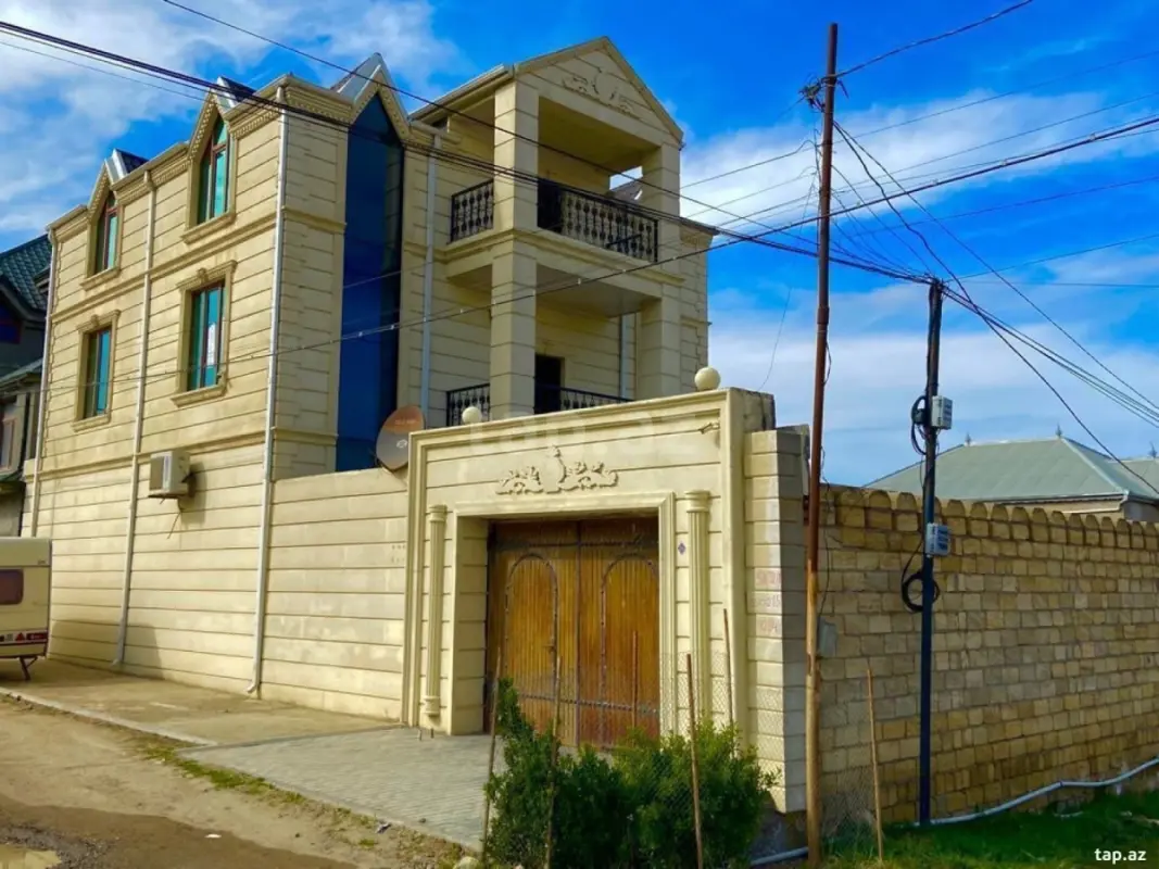 Satılır 5 otaqlı həyət evi 220 m²