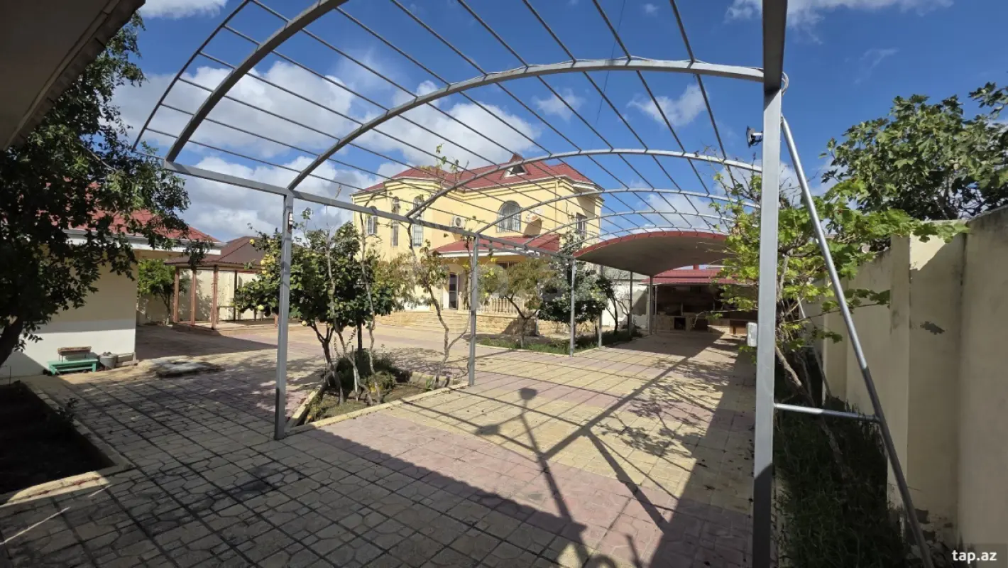 Satılır 6 otaqlı həyət evi 600 m²